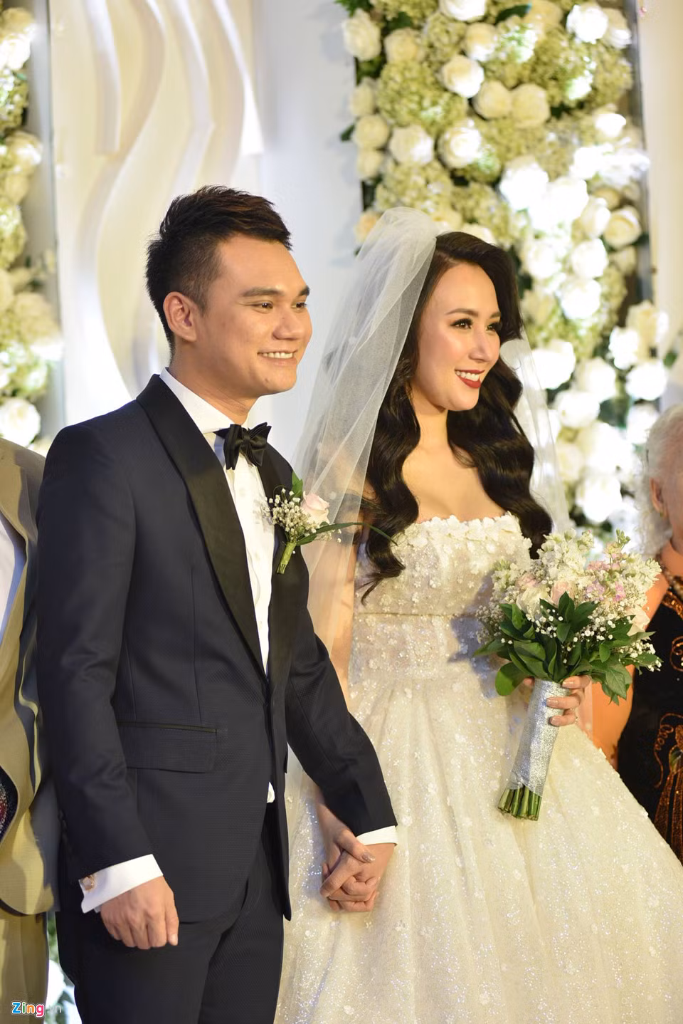 Theo danh sách khách mời Khắc Việt tiết lộ trước khi lễ cưới diễn ra, tham dự ngày trọng đại của vợ chồng anh là những đồng nghiệp nổi tiếng như ca sĩ Tuấn Hưng, vợ chồng nhạc sĩ Hồ Hoài Anh, Trung Quân Idol, Bảo Anh, Cao Thái Sơn, Miu Lê, ca sĩ Phạm Quỳnh Anh, Quốc Thiên…