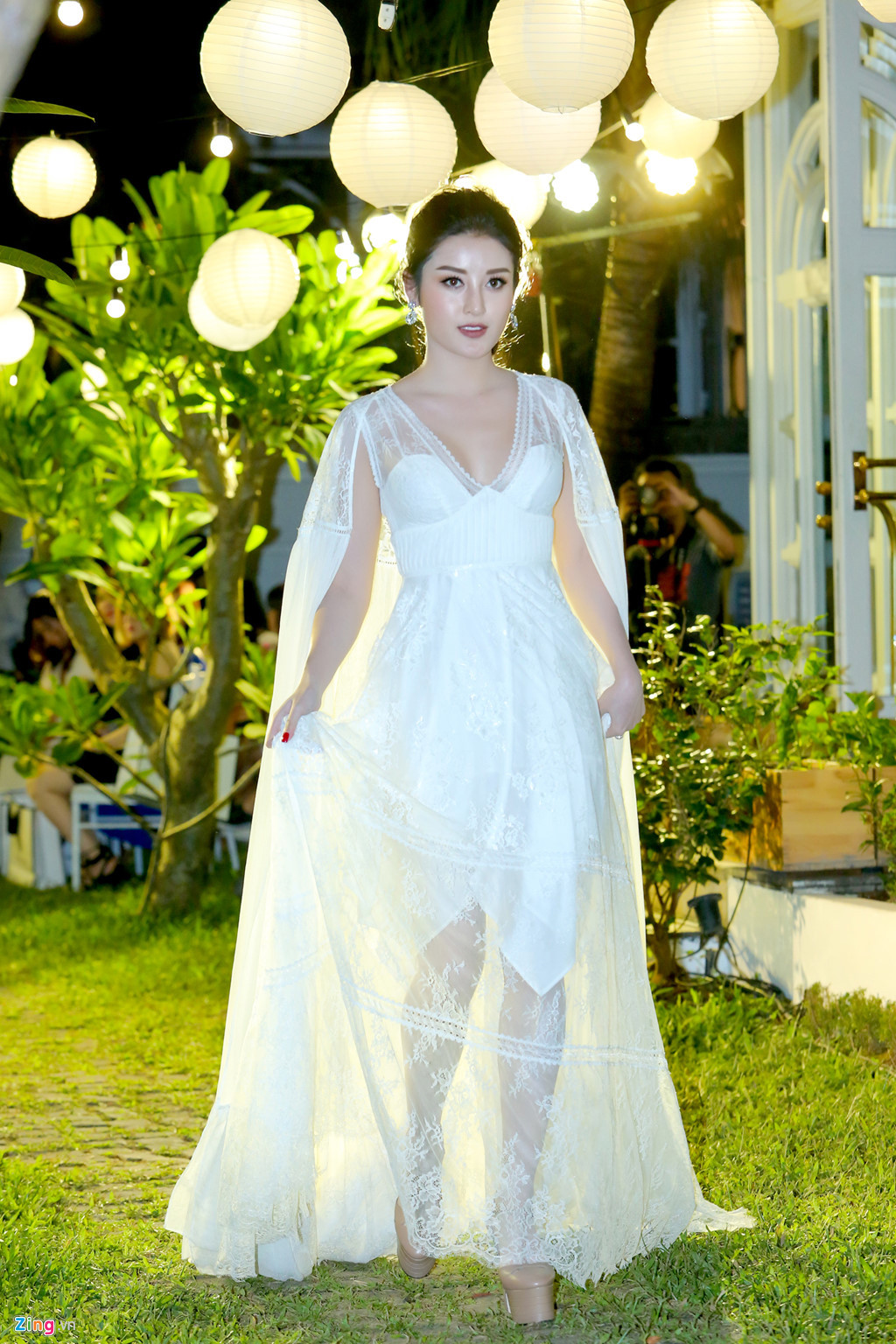 Người đẹp Huyền My cũng tham gia show chiều 6/7 nhưng trong vai trò người mẫu. Trình diễn catwalk trên nền đá không bằng phẳng với đôi giày cao 20 cm là điều không dễ dàng, song á hậu đã hoàn thành tốt vai trò kết màn bộ sưu tập.