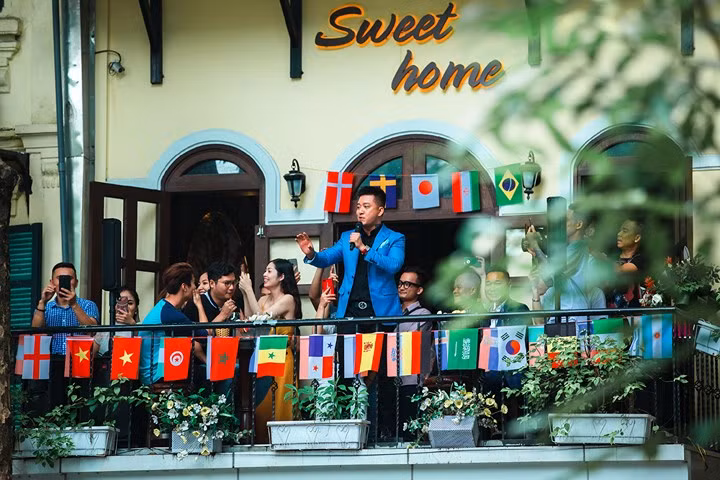 Tuan Hung hat tren ban cong tang khan gia o pho di bo Ho Guom