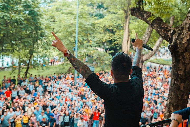 Tuấn Hưng biểu diễn cực "sung" và liên tục hô hào khán giả hát và nhảy theo mình.