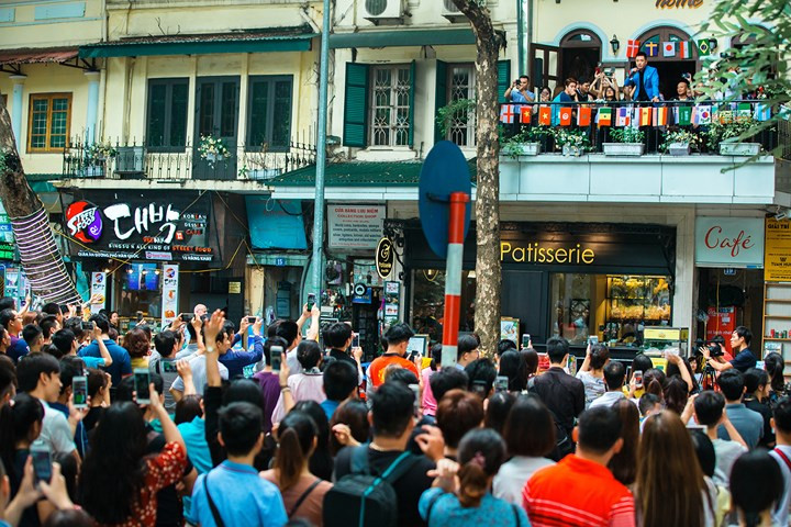 Ngoài hát 3 ca khúc mới ra mắt dịp này là: Ngày cha gặp con, Phải chia tay thôi, Vết thù trên lưng ngựa hoang, Tuấn Hưng cũng hát một số bản hit theo yêu cầu của khán giả.