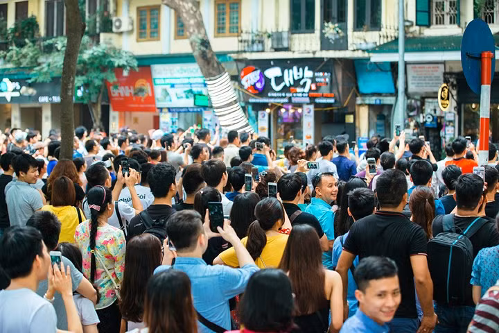 Hàng trăm khán giả đã đứng nghe Tuấn Hưng hát và nhún nhẩy theo những giai điệu sôi động của các ca khúc.