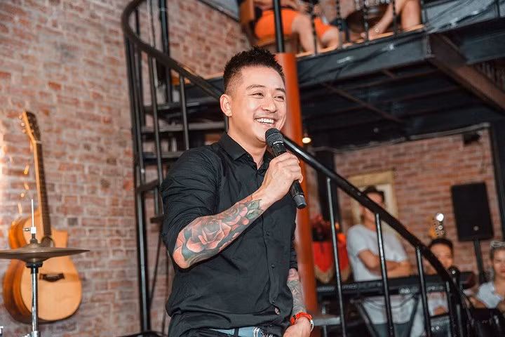 "Đây là một bài hát có cái gì đó rất giống với cuộc sống và con đường âm nhạc cũng như tính cách của tôi. Vì vậy, tôi đã quyết định cover như món quà tháng 8 tôi dành tặng các khán giả đã - đang và sẽ tiếp tục đồng hành với mình trong các dự án âm nhạc", Tuấn Hưng chia sẻ.