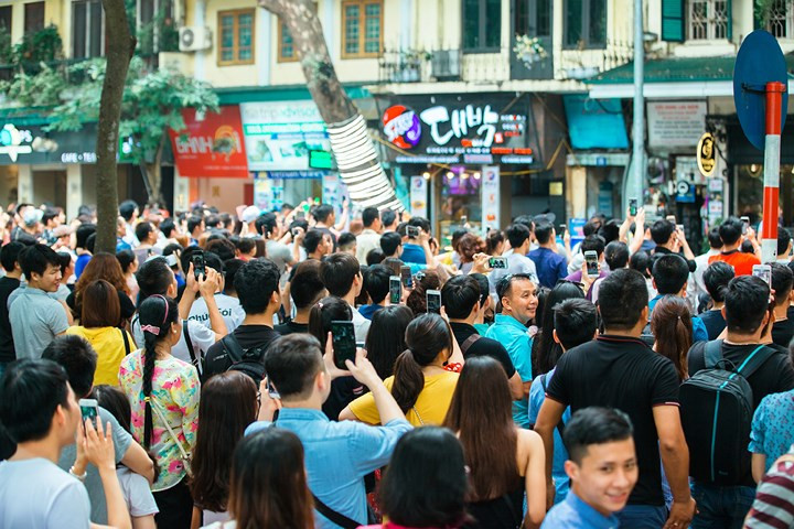 Hàng trăm khán giả đã đứng nghe Tuấn Hưng hát và nhún nhẩy theo những giai điệu sôi động của các ca khúc.