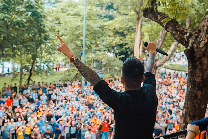 Tuấn Hưng biểu diễn cực "sung" và liên tục hô hào khán giả hát và nhảy theo mình.