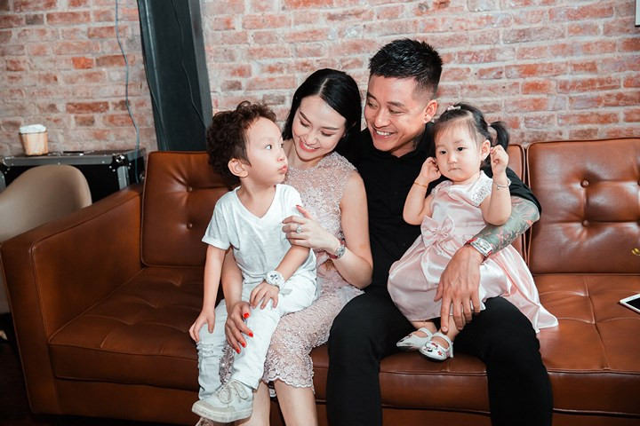 Sau "Nắm lấy tay anh" cũng do Tú Dưa sáng tác, có thể "Ngày cha gặp con" sẽ tạo một cú hích để tên tuổi Tuấn Hưng tiếp tục ở lâu thêm trong lòng người hâm mộ.