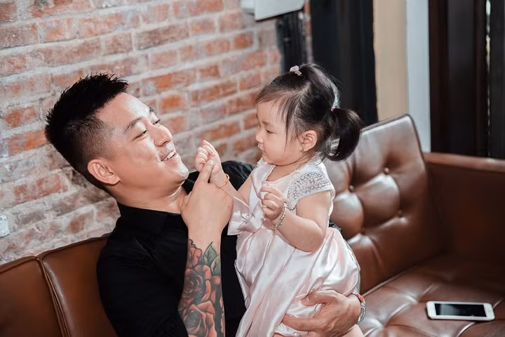 Cũng trong buổi họp báo này có sự xuất hiện của bà xã Tuấn Hưng và 2 con. Ca khúc "Ngày cha gặp con" được Tú Dưa viết tặng Tuấn Hưng khi anh đón cô con gái thứ hai - bé Son chào đời. Có lẽ sự đồng cảm của Tú Dưa khi đã nhiều lần đón những đứa con ra đời cùng tình bạn tri kỷ với Tuấn Hưng nên những lời ca trong ca khúc này Tú Dưa viết đầy ngọt ngào, yêu thương và trân trọng.