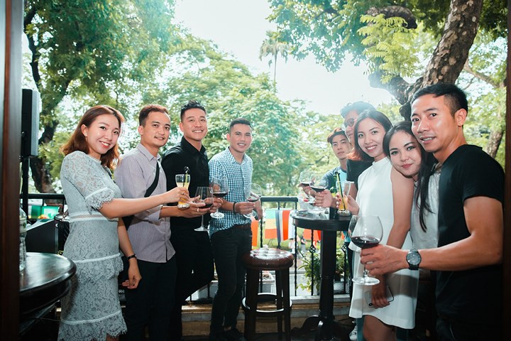 Tuấn Hưng và ekip cùng anh thực hiện 3 ca khúc mới ra mắt khán giả trong dịp này.