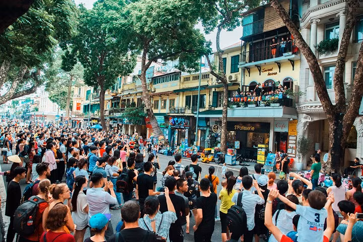 Buổi biểu diễn ngẫu hứng của Tuấn Hưng đã khuấy động không khí của chiều chủ nhật ở phố đi bộ Hồ Gươm.