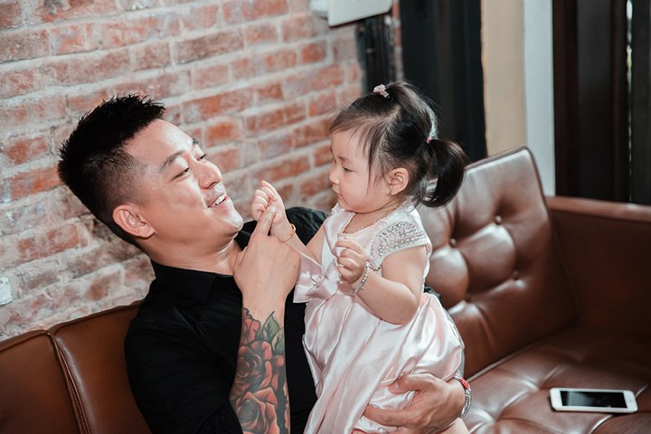 Cũng trong buổi họp báo này có sự xuất hiện của bà xã Tuấn Hưng và 2 con. Ca khúc "Ngày cha gặp con" được Tú Dưa viết tặng Tuấn Hưng khi anh đón cô con gái thứ hai - bé Son chào đời. Có lẽ sự đồng cảm của Tú Dưa khi đã nhiều lần đón những đứa con ra đời cùng tình bạn tri kỷ với Tuấn Hưng nên những lời ca trong ca khúc này Tú Dưa viết đầy ngọt ngào, yêu thương và trân trọng.