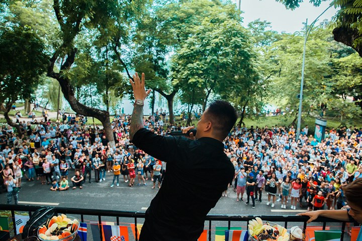 Tuấn Hưng cho biết nếu khán giả thích thì chiều chủ nhật hàng tuần anh sẽ hát tặng như thế này và mời thêm các ca sĩ nổi tiếng khác đến cùng tham gia biểu diễn.