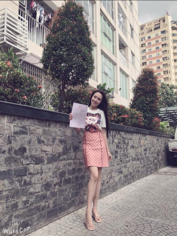 Cô vợ xinh đẹp của anh cũng hớn hở khoe “lần đầu” của mình.