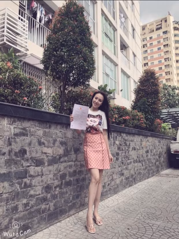 Cô vợ xinh đẹp của anh cũng hớn hở khoe “lần đầu” của mình.