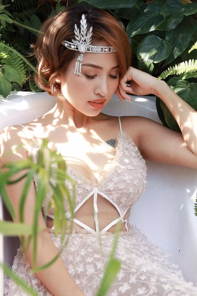 Cô giống như một nàng công chúa xinh đẹp lạc vào giữa khu rừng bí mật.