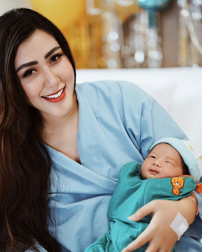 Cậu ấm sau khi chào đời cũng nhận được nhiều lời mời đại diện quảng cáo chăm sóc cho trẻ sơ sinh và trẻ nhỏ.