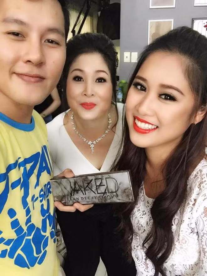 Hoàng Châu sinh năm 1994, tên thường gọi là Xí Ngầu. Thừa hưởng những nét đẹp từ bố và mẹ, Hoàng Châu có gương mặt xinh đẹp tự nhiên. Không ít cư dân mạng nhận xét cô có nét đẹp của một hoa hậu.