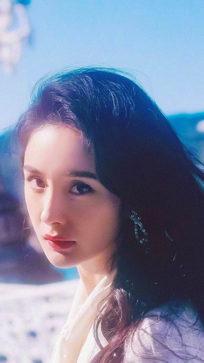 Có thể thấy, nhờ công nghệ chỉnh sửa, đôi mắt nhiều nếp nhăn, chảy xệ cũng trở nên có thần thái hơn. Chính đôi mắt to tròn này chính là điểm đặc biệt nhất trên khuôn mặt của Dương Mịch, khiến cô trở nên có linh khí hơn những nghệ sĩ khác. Nhưng những hình ảnh đời thực đã phá tan hình tượng đẹp mà Dương Mịch và ê-kíp đã cố gắng xây dựng.