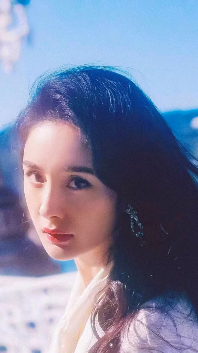 Có thể thấy, nhờ công nghệ chỉnh sửa, đôi mắt nhiều nếp nhăn, chảy xệ cũng trở nên có thần thái hơn. Chính đôi mắt to tròn này chính là điểm đặc biệt nhất trên khuôn mặt của Dương Mịch, khiến cô trở nên có linh khí hơn những nghệ sĩ khác. Nhưng những hình ảnh đời thực đã phá tan hình tượng đẹp mà Dương Mịch và ê-kíp đã cố gắng xây dựng.