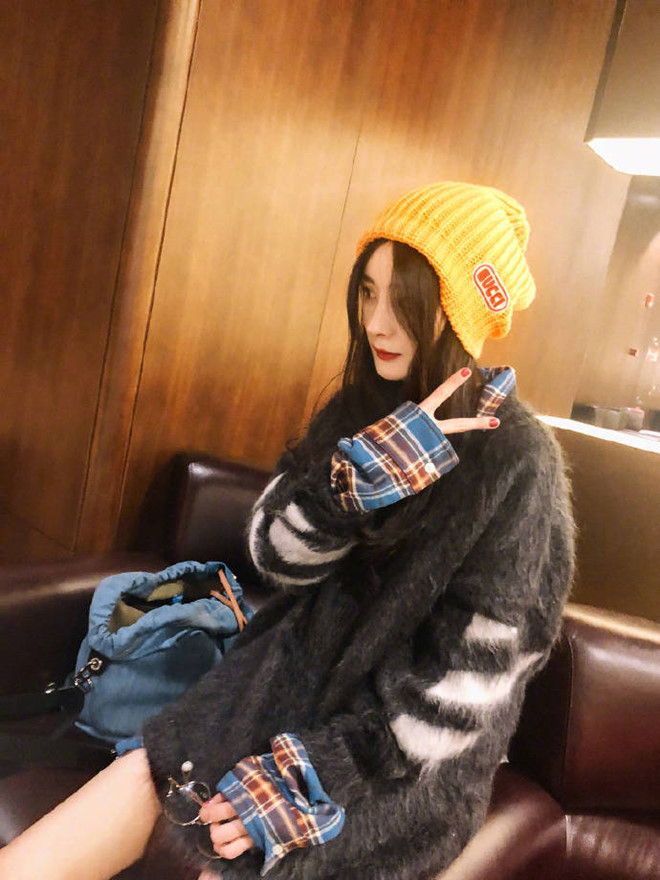 Mặc dù vậy, phần lớn cư dân mạng lại không đồng ý với lời giải thích trên. Họ cho rằng dẫu là nghệ sĩ cũng sẽ không thoát khỏi quy luật của tự nhiên, việc già đi không có gì đáng xấu hổ. Tuy nhiên, Dương Mịch là một nữ diễn viên đã ngoài 30 tuổi, đã lập gia đình và có con nhỏ nhưng cô lại thích theo đuổi hình tượng thiếu nữ. Những bức hình cô chia sẻ đều trông giống như cô gái trẻ 15-16 tuổi, đó chính là lừa mình dối người. Đây cũng chính là một trong những lý do Dương Mịch có nhiều antifan và thường xuyên bị chê bai.