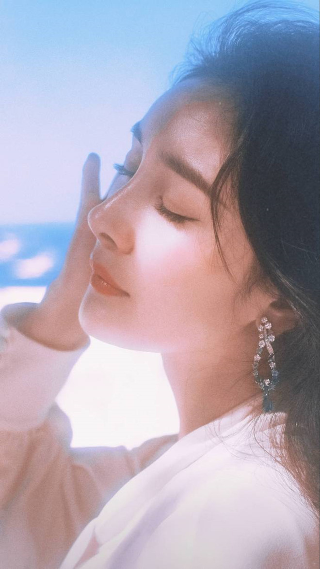 Những hình ảnh trên trái ngược hoàn toàn với loạt ảnh mà phòng làm việc của Dương Mịch đã chia sẻ trước đó. Trong đó, nhan sắc của cô khi được chỉnh sửa kỹ càng đã sở hữu làn da trắng sứ căng mịn, nhan sắc dịu dàng, thần thái sang chảnh của một trong những nghệ sĩ nổi tiếng nhất Trung Quốc.