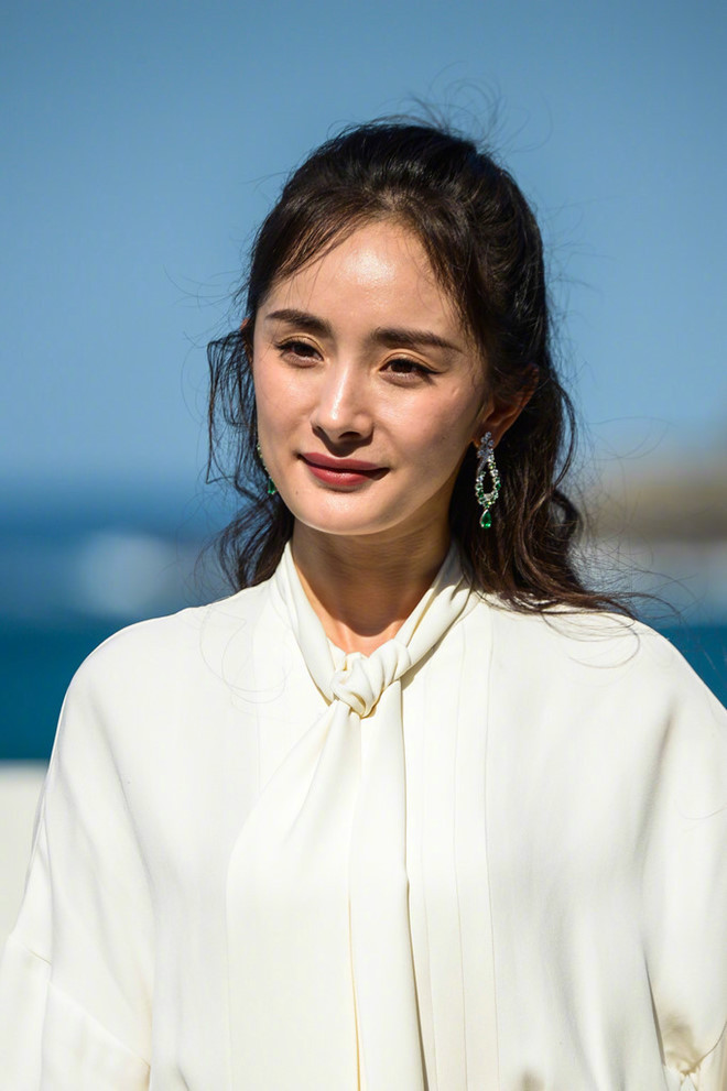 Nữ bị diễn bị đánh giá là có gương mặt chảy xệ, khóe mắt lộ nhiều nếp nhăn kể cả khi chỉ cười mỉm. Làn da Dương Mịch không láng mịn mà sần sùi và có cả mụn. Tất cả đều "tố cáo" độ tuổi của nữ diễn viên bất chấp hình tượng thiếu nữ trẻ trung mà cô theo đuổi. Mái tóc bị gió thổi mạnh trở nên rối xù thiếu chỉn chu càng khiến Dương Mịch trông già hơn.