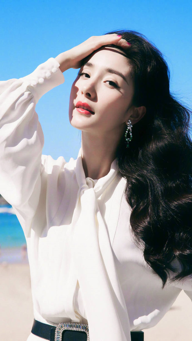 Tuy nhiên, một số người hâm mộ Dương Mịch vẫn lên tiếng bảo vệ thần tượng. Họ cho rằng trong thời gian đóng phim Bảo Bối, Dương Mịch đã hết sức mình hóa thân vào phim. Cô không chỉ để mặt mộc, cả người lấm lem bùn đất mà còn khiến làn da bị ngăm đen đi trông thấy. Vì chưa thể lấy lại làn da trắng nên việc dùng photoshop là điều có thể chấp nhận được. Mặt khác, do chụp ngoài trời nắng nóng nên Dương Mịch nhăn mặt, nheo mắt là điều không thể tránh khỏi.