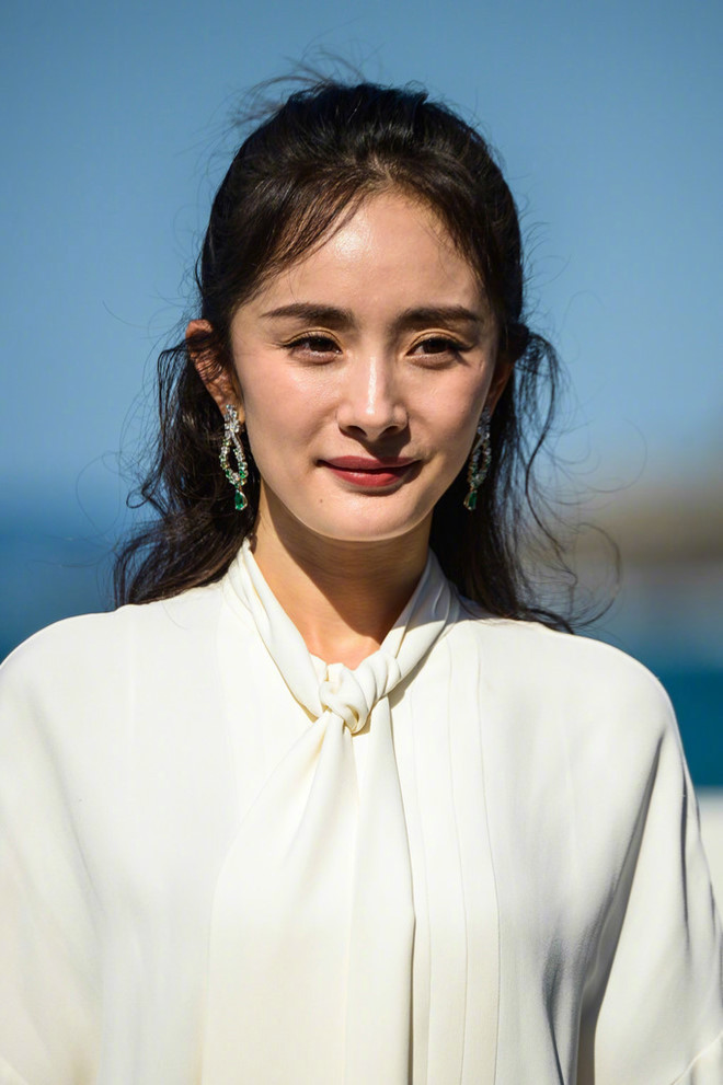 Ngày 28/9, Dương Mịch cùng đoàn làm phim Bảo Bối tới San Sebastian (Tây Ban Nha) để tham dự Liên hoan phim tại đây. Sự kiện này nằm trong chuỗi các hoạt động quảng bá cho bộ phim nghệ thuật đầu tiên trong cuộc đời đóng phim của tiểu hoa đán. Tuy nhiên, trước ống kính của ký giả châu Âu, Dương Mịch lại lộ tuổi tác với những bức ảnh chưa kịp qua chỉnh sửa. Nhan sắc già nua thiếu sức sống của cô trở thành đề tài tranh cãi trên mạng xã hội Trung Quốc.