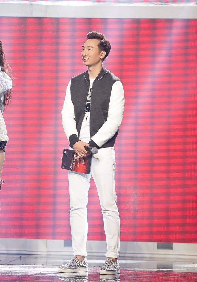 MC Thanh Trung ngoi xe lan dan chuong trinh truoc hang nghin khan gia-Hinh-3