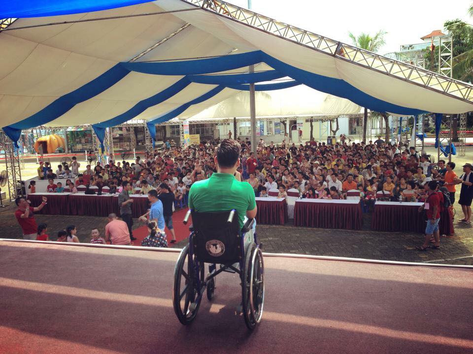 MC Thanh Trung ngoi xe lan dan chuong trinh truoc hang nghin khan gia