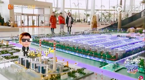 Biệt thự có cả vườn hoa lớn và các mô hình thu nhỏ.