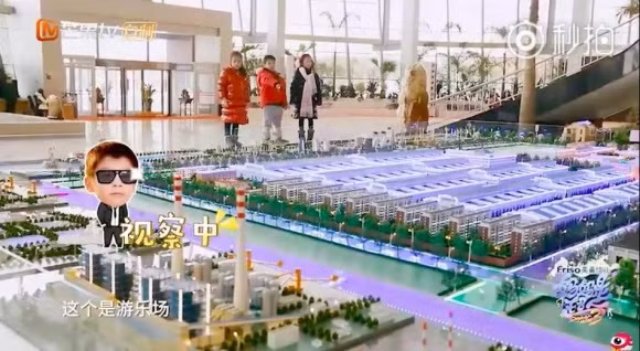 Biệt thự có cả vườn hoa lớn và các mô hình thu nhỏ.