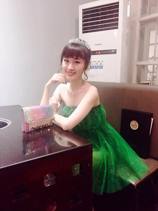 Hoa Thúy có cô con gái xinh đẹp tên Thiên Nga. Trong lần sinh nhật gần đây, Thiên Nga đã bước sang tuổi 20. Chia sẻ về cuộc sống hiện tại, Thiên Nga cho hay cô từng tốt nghiệp khóa đào tạo diễn viên của trung tâm sản xuất phim đài truyền hình Việt Nam VFC. Hiện tại, cô theo học thiết kế thời trang tại trường Cao đẳng Nghệ thuật Hà Nội.