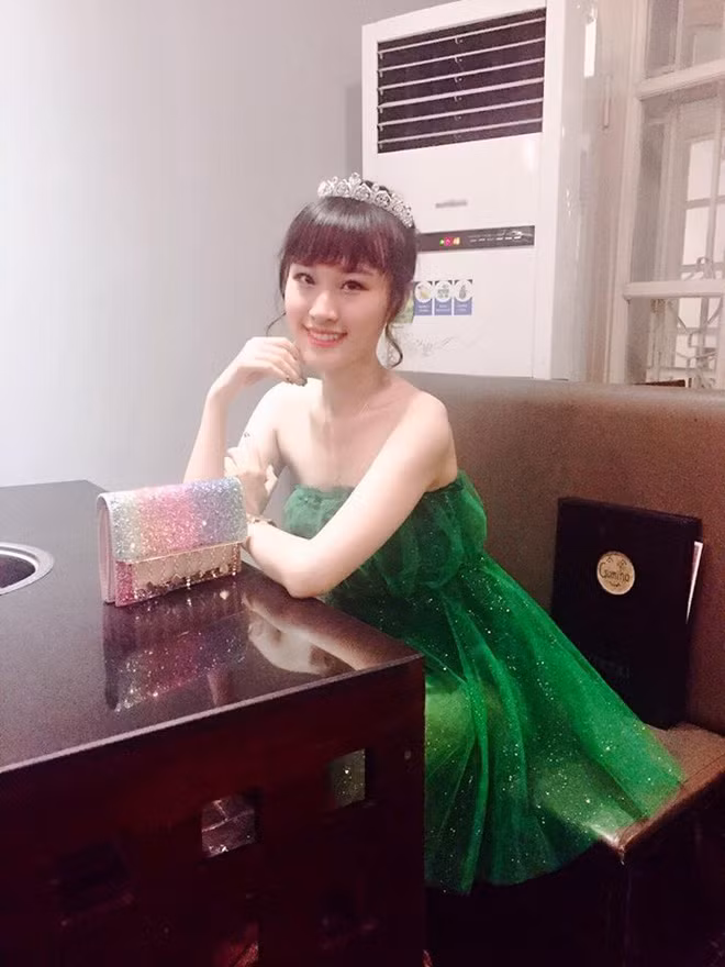 Hoa Thúy có cô con gái xinh đẹp tên Thiên Nga. Trong lần sinh nhật gần đây, Thiên Nga đã bước sang tuổi 20. Chia sẻ về cuộc sống hiện tại, Thiên Nga cho hay cô từng tốt nghiệp khóa đào tạo diễn viên của trung tâm sản xuất phim đài truyền hình Việt Nam VFC. Hiện tại, cô theo học thiết kế thời trang tại trường Cao đẳng Nghệ thuật Hà Nội.