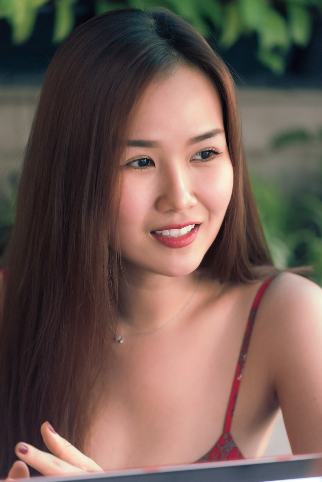 Nữ ca sĩ sĩ sinh năm 1990 khẳng định cô yêu hết mình nhưng không dễ dàng bị suy sụp bởi tình yêu.