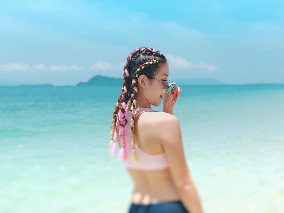 Bên cạnh chỉ trích cho rằng chương trình câu view bằng cách để MC mặc bikini khi dẫn là phản cảm, một số ý kiến tin rằng họ thấy ê-kíp không có gì đáng chê trách. "Tôi thấy không nên vì quan điểm cá nhân hay lấy văn hoá Á Đông làm thước đo, nên phân biệt rõ trong trường hợp nào để đánh giá", ý kiến độc giả được 27 người tán đồng.