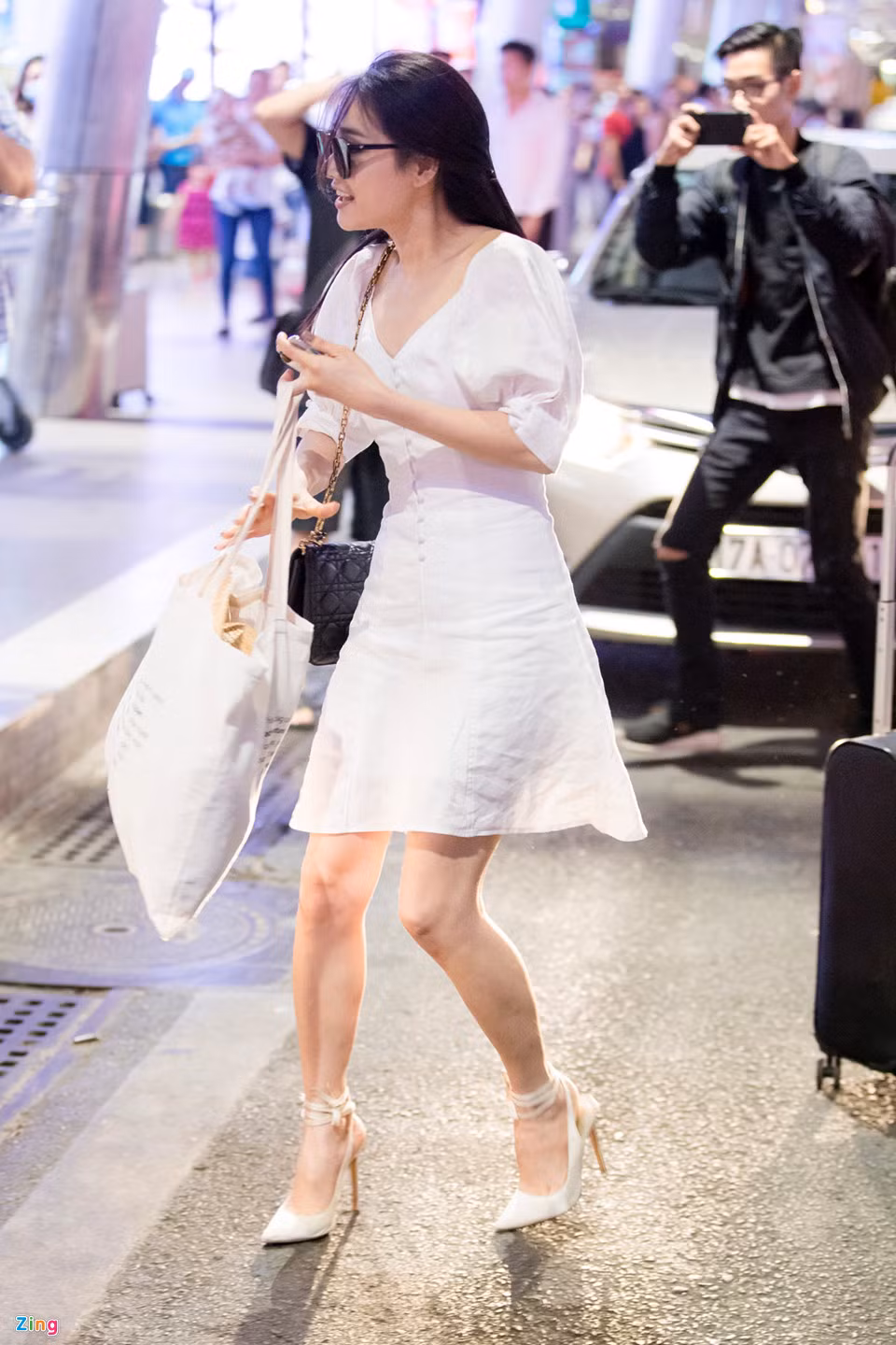 Nữ diễn viên Tuổi thanh xuân vội vàng ra xe chờ sẵn. Cô chỉ mỉm cười khi nhận được những câu hỏi từ phóng viên.