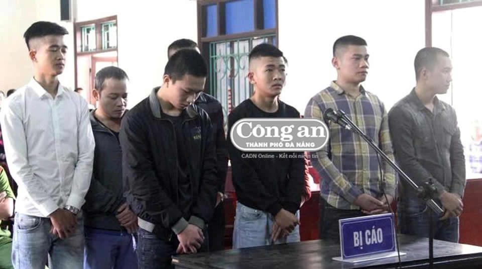 Các bị cáo trước bục khai báo.