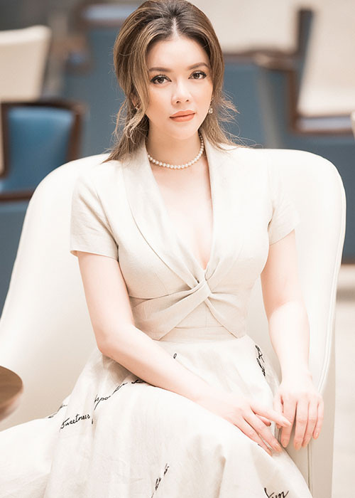 Lý Nhã Kỳ tiết chế các trang sức và chỉ sử dụng hoa tai, vòng ngọc trai nhưng cũng đủ tạo điểm nhấn cho set đồ này.