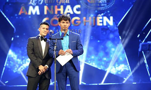 Xuân Bắc và đạo diễn Việt Tú có màn tung hứng đá xéo màn cầu hôn của Trường Giang.