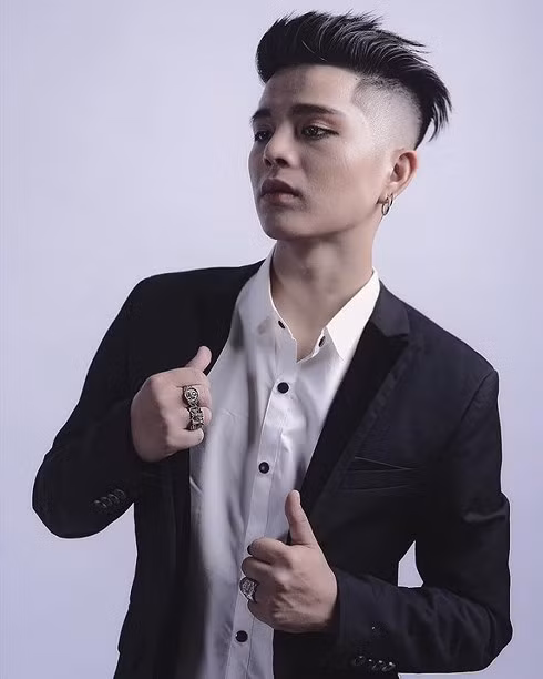 Sở hữu chất giọng sáng và đầy nội lực, Quang Anh đăng quang ngôi vị quán quân Giọng hát Việt nhí 2013, trong cuộc thi đó, Phương Mỹ Chi xếp sau. Tuy nhiên, sau khi đăng quang, cậu bé không xuất hiện nhiều trên các phương tiện truyền thông bởi tập trung vào việc học hành chuyên nghiệp ở Học viện Âm nhạc Quốc gia VN.