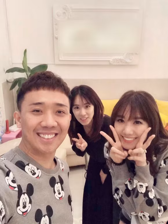 Trấn Thành diện đồ đôi cùng bà xã. Anh trông tươi tắn hơn rất nhiều.