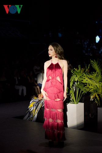 Ai cũng phải ngưỡng mộ Hương Giang khi thấy cô trình diễn trên sàn catwalk với đôi guốc cao 25cm.