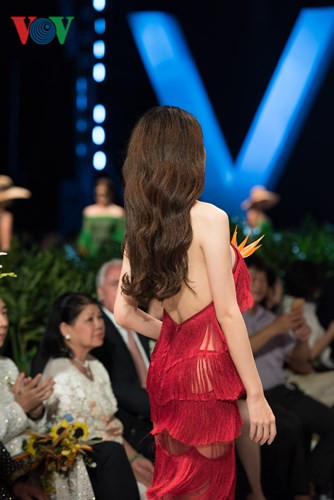 Thiết kế cũng giúp Hương Giang khoe trọn tấm lưng trần.