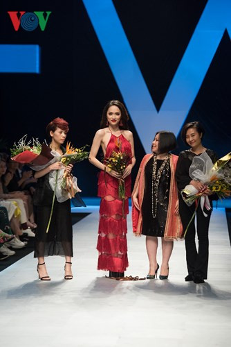 Có thể nói, Hoa hậu chuyển giới đã có một đêm diễn thành công trong vai trò vedette.