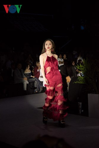 Hương Giang tự tin sải bước trên sàn catwalk.