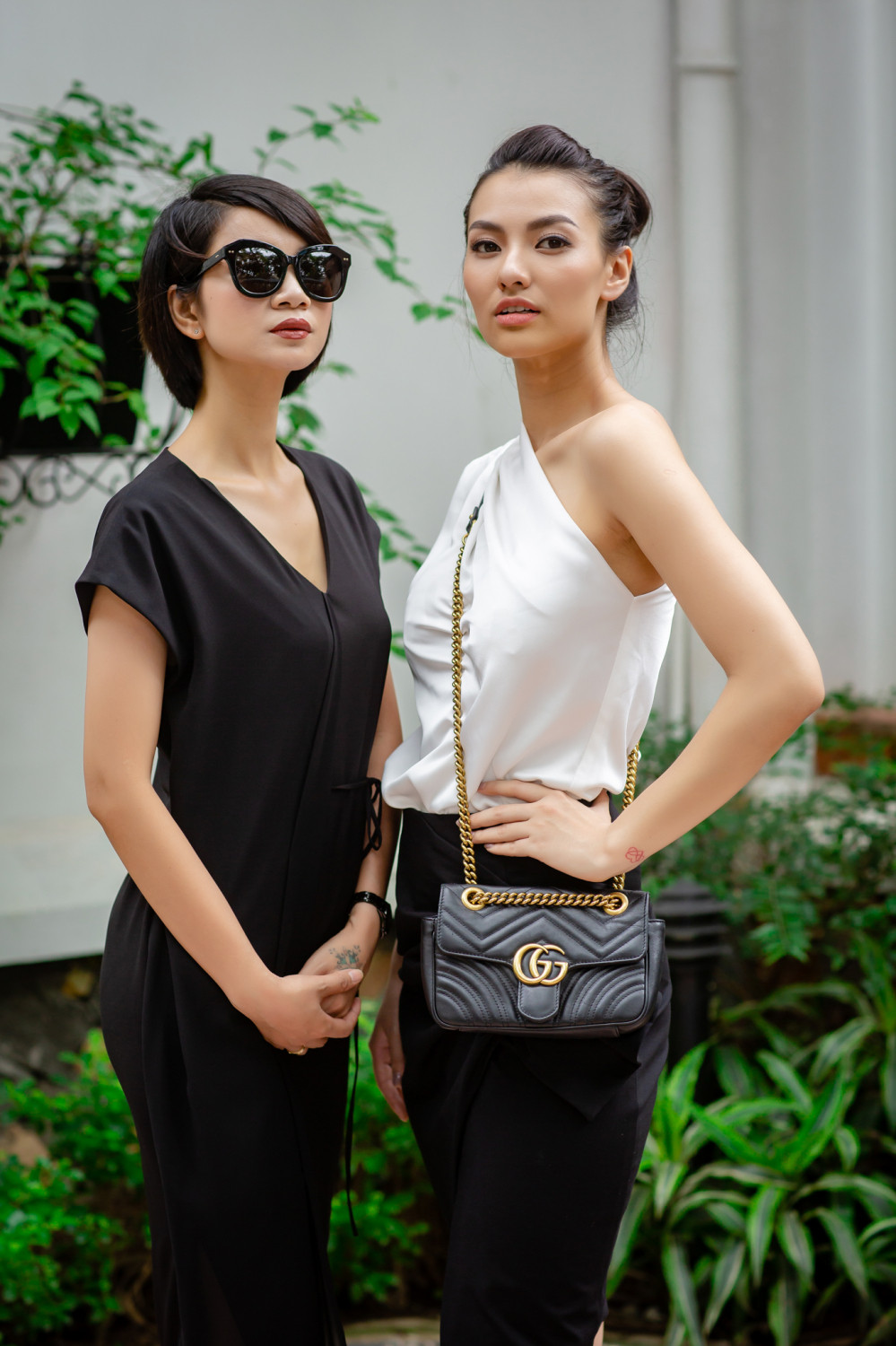 Người mẫu Hạ Vy cũng giúp chỉnh sửa dáng đi, cách tạo dáng cho từng người mẫu trẻ.Trong show thời trang sắp tới của NTK Hà Duy, chị sẽ đảm nhận vai trò đạo diễn catwalk.