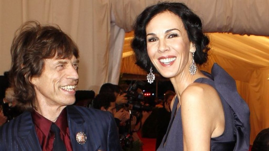 L'Wren Scott: Tháng 3/2014, thi thể của NTK nổi tiếng L’Wren Scott được tìm thấy tại nhà riêng ở New York trong tư thế treo cổ. Được biết, bạn gái quá cố của siêu sao nhạc rock Mick Jagger để lại toàn bộ tài sản trị giá 9 triệu USD cho ông mà không nhắc đến anh trai hay em gái của mình.