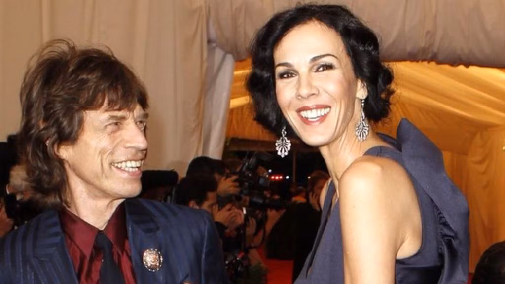 L'Wren Scott: Tháng 3/2014, thi thể của NTK nổi tiếng L’Wren Scott được tìm thấy tại nhà riêng ở New York trong tư thế treo cổ. Được biết, bạn gái quá cố của siêu sao nhạc rock Mick Jagger để lại toàn bộ tài sản trị giá 9 triệu USD cho ông mà không nhắc đến anh trai hay em gái của mình.