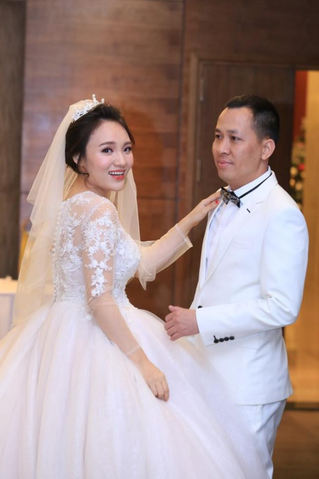 Nhật Thủy và ông xã Ngô Quỳnh đã có hai năm yêu nhau trước khi kết hôn.