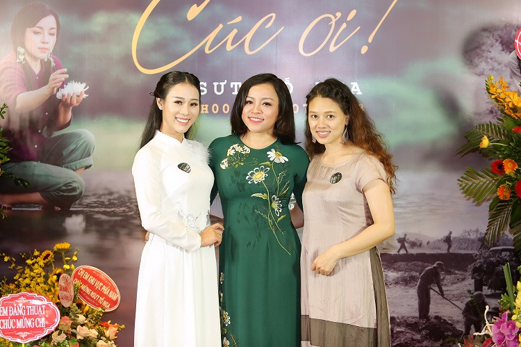 NSƯT Tố Nga và Hoa Trần, đạo diễn Lam Hạ trong buổi họp báo. Ảnh: Hòa Nguyễn